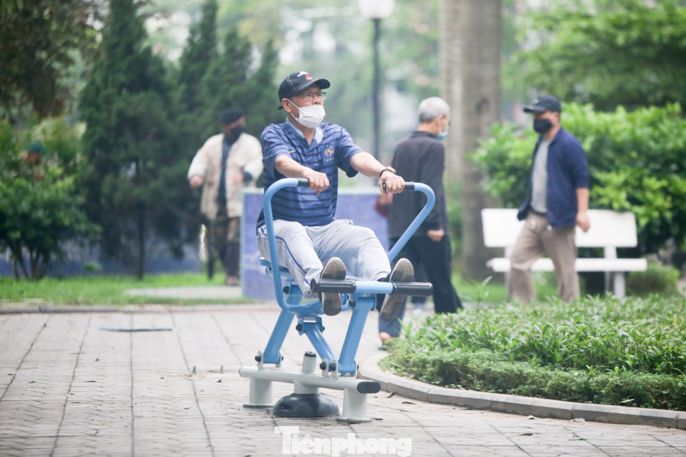 Người dân Hà Nội vẫn đổ ra hồ tập thể thao trong lúc 'cách ly toàn xã hội' ảnh 2