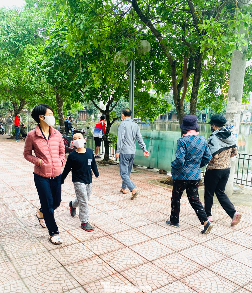 Người dân Hà Nội vẫn đổ ra hồ tập thể thao trong lúc 'cách ly toàn xã hội' ảnh 3