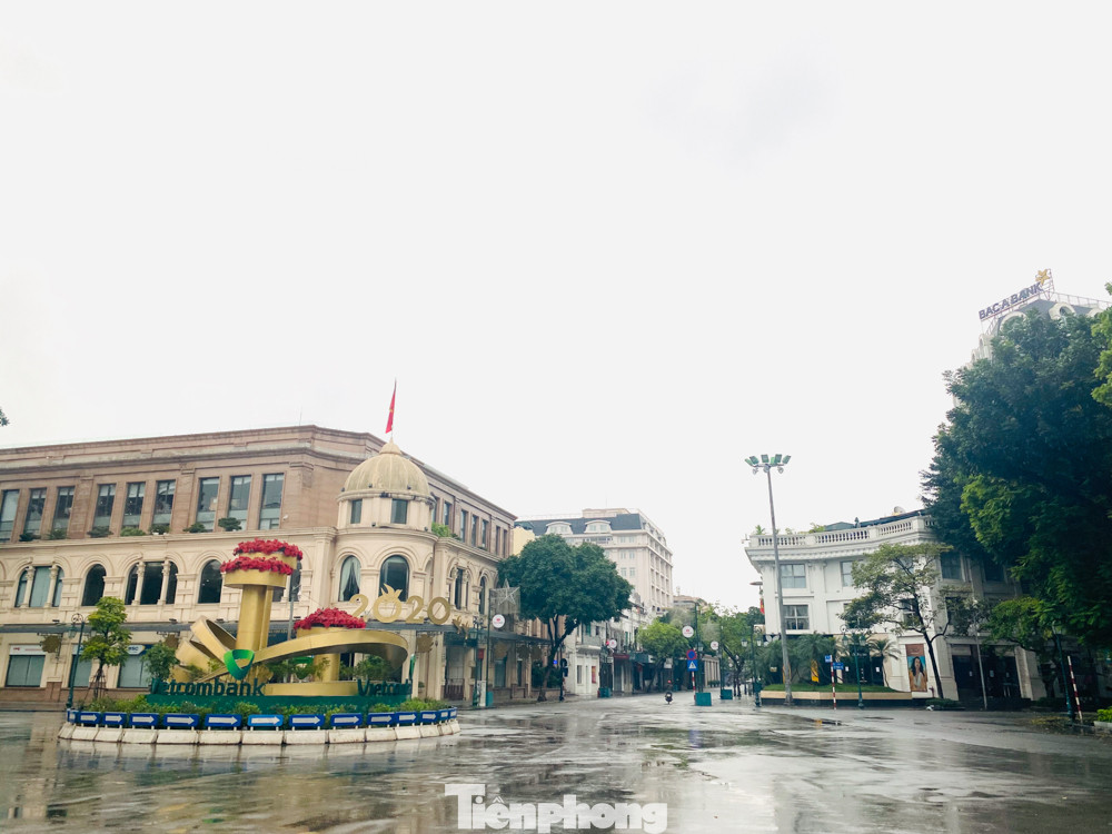 Hà Nội vắng lặng trong ngày đầu xử phạt các trường hợp vi phạm hạn chế ra ngoài ảnh 11