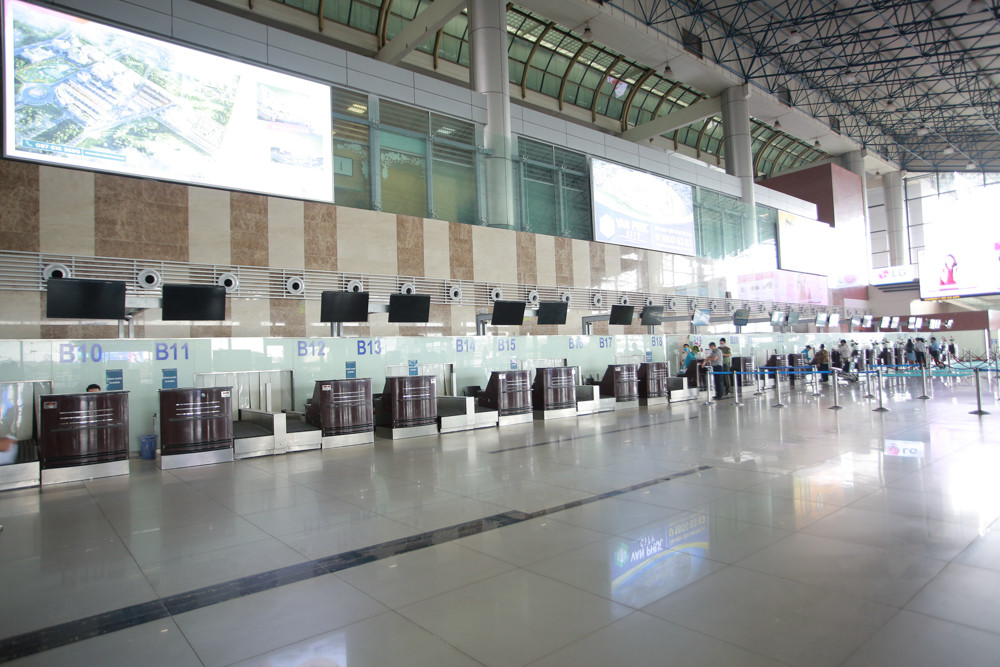 Máy bay đỗ đầy cảng, nhà ga Nội Bài 'vắng như chùa bà đanh' ảnh 14
