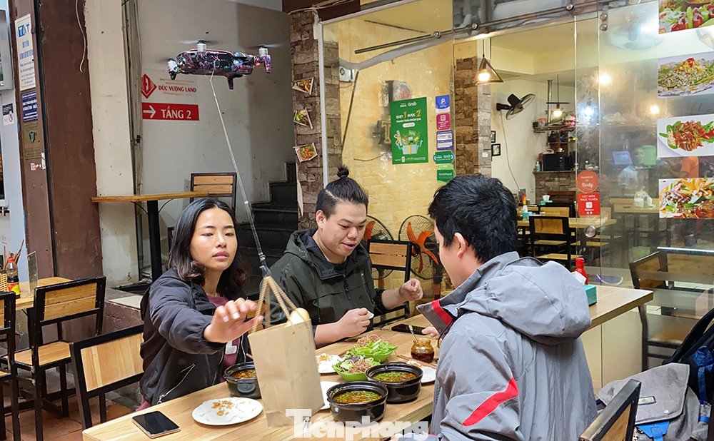 Đưa đồ ăn bằng máy bay độc lạ trong mùa dịch ở Hà Nội ảnh 1