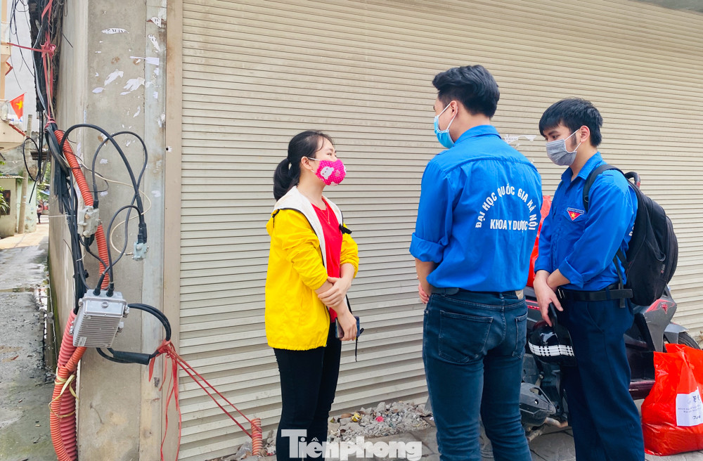 Đoàn Thanh niên – Hội Sinh viên ĐHQGHN trao quà cho các sinh viên tạm trú tại Hà Nội ảnh 7