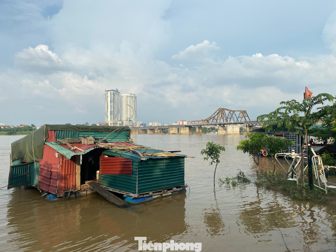 Cuộc sống bị đảo lộn của người dân bãi giữa sông Hồng mùa nước lên ảnh 2