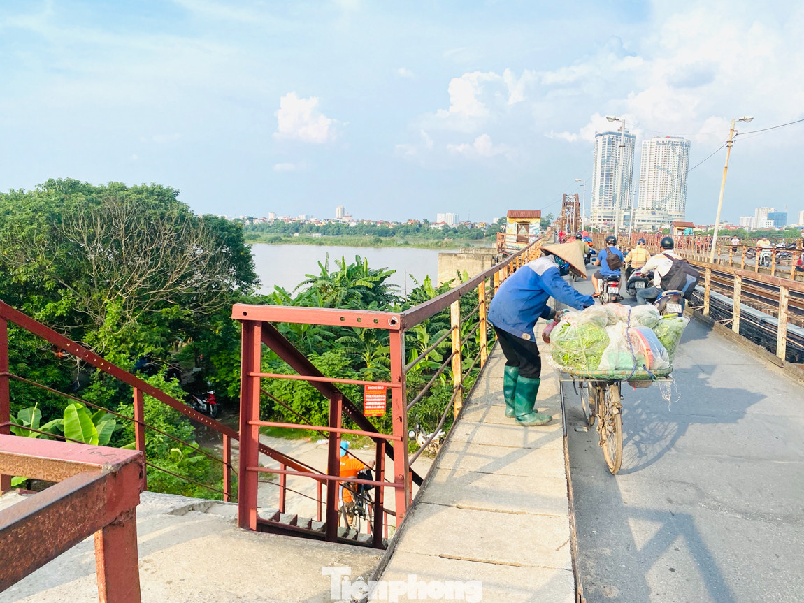 Cuộc sống bị đảo lộn của người dân bãi giữa sông Hồng mùa nước lên ảnh 15