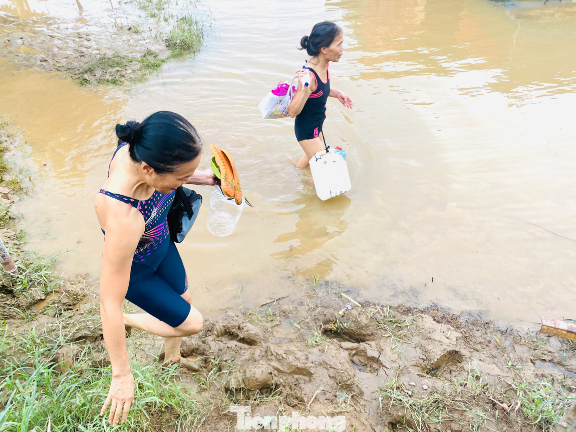 Cuộc sống bị đảo lộn của người dân bãi giữa sông Hồng mùa nước lên ảnh 11