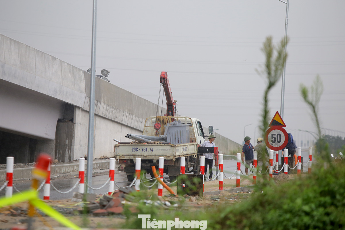 Cận cảnh 'đại công trường' sửa chữa mặt cầu Thăng Long ảnh 10