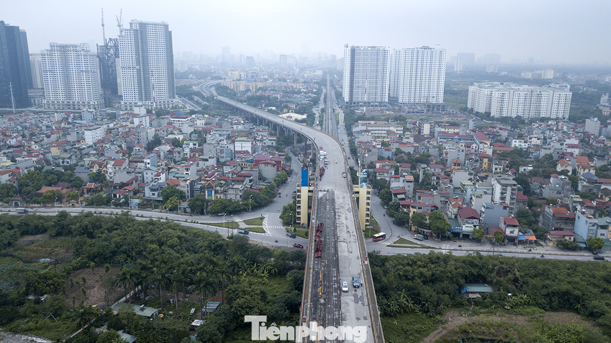 Cận cảnh 'đại công trường' sửa chữa mặt cầu Thăng Long ảnh 1