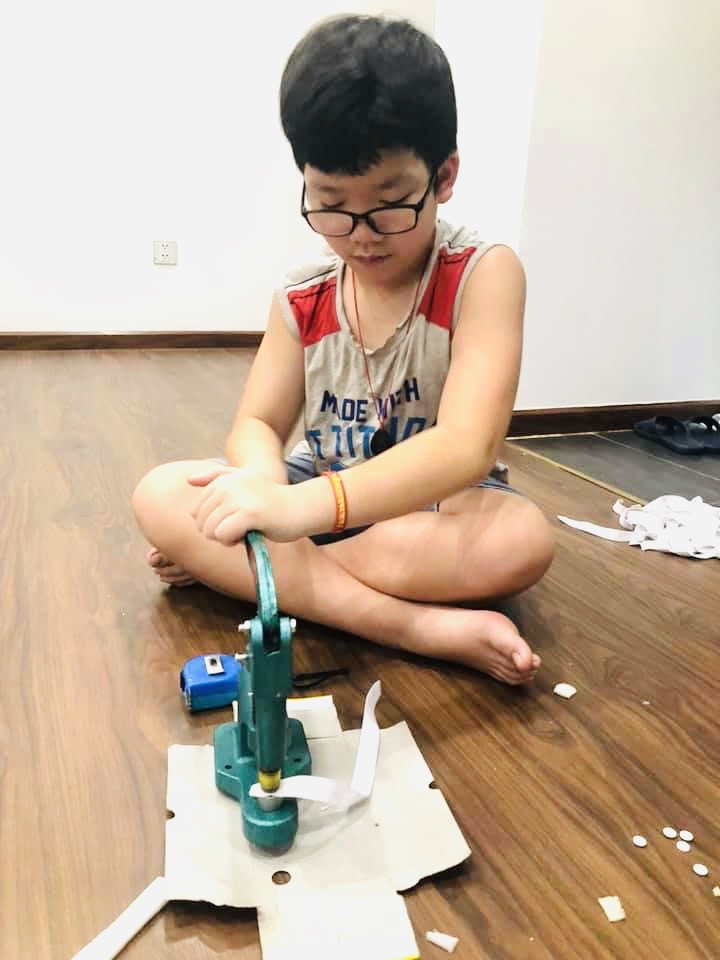 Các em học sinh tự làm mũ chống giọt bắn gửi các y bác sỹ chống dịch ảnh 6