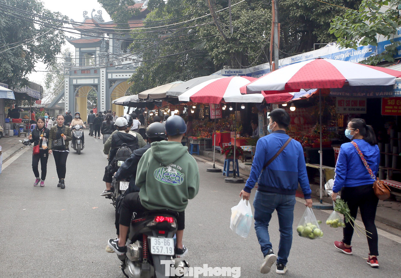 'Kệ' COVID-19, người dân không đeo khẩu trang nườm nượp đổ về lễ Phủ Tây Hồ ảnh 11