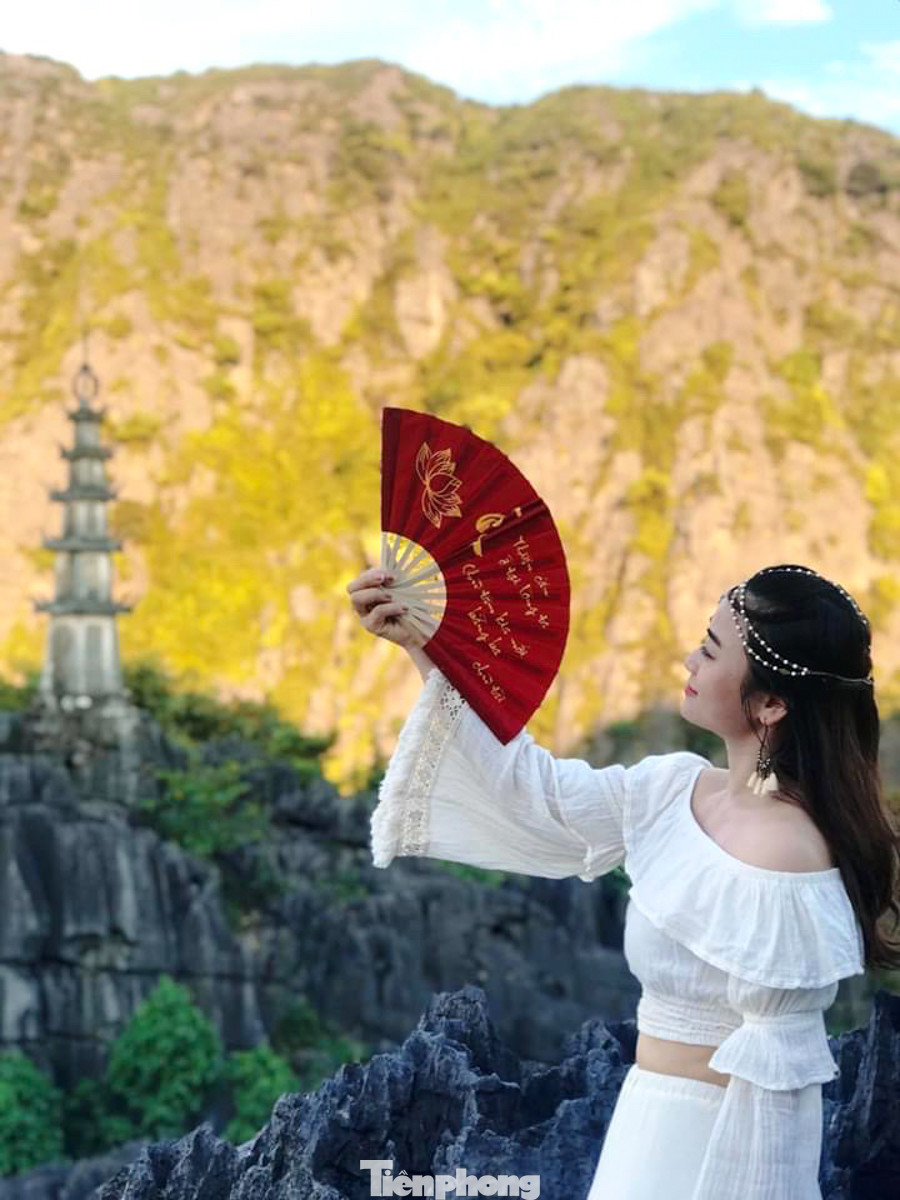 Đầm sen nở rộ dưới chân núi Ngọa Long ảnh 12