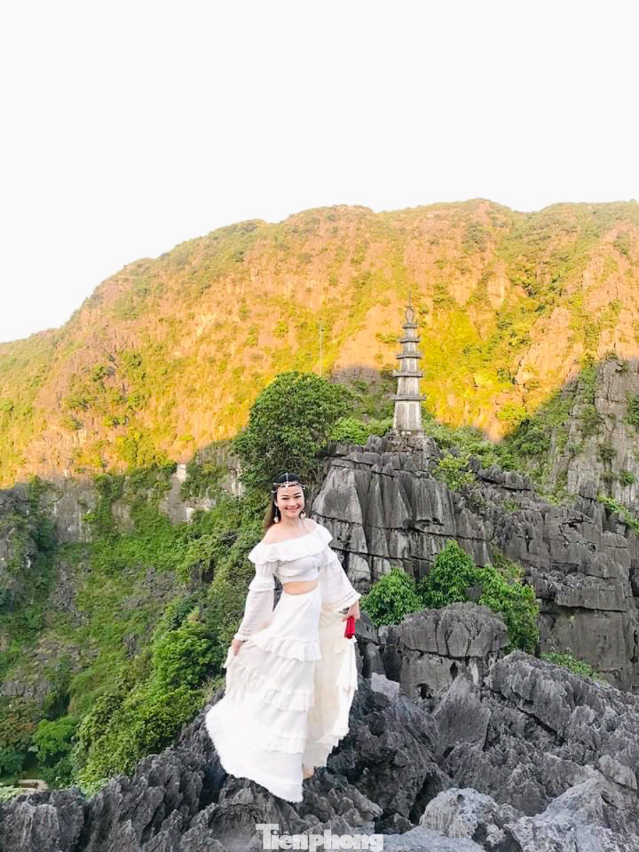 Đầm sen nở rộ dưới chân núi Ngọa Long ảnh 11