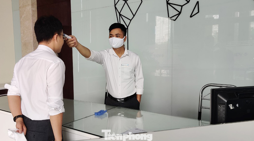Công sở Hà Nội kích hoạt trở lại biện pháp phòng, chống dịch COVID-19 ảnh 4
