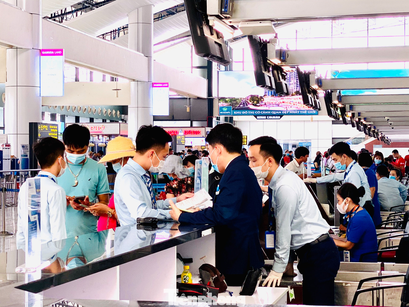 Sân bay Nội Bài sôi động trở lại sau kỳ nghỉ 'COVID -19' ảnh 5