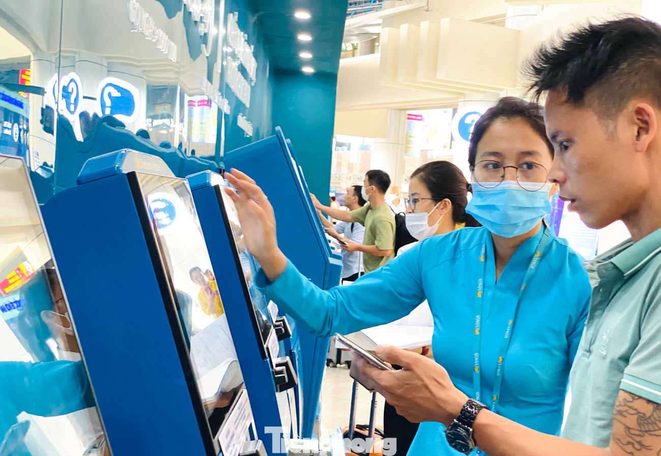 Sân bay Nội Bài sôi động trở lại sau kỳ nghỉ 'COVID -19' ảnh 4