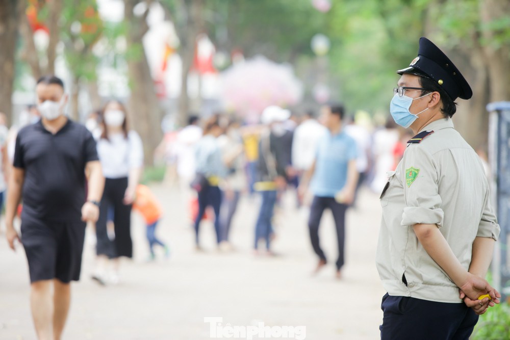 Người dân Hà Nội đổ xô ra hồ Gươm vui chơi, tháo khẩu trang chụp ảnh ảnh 4