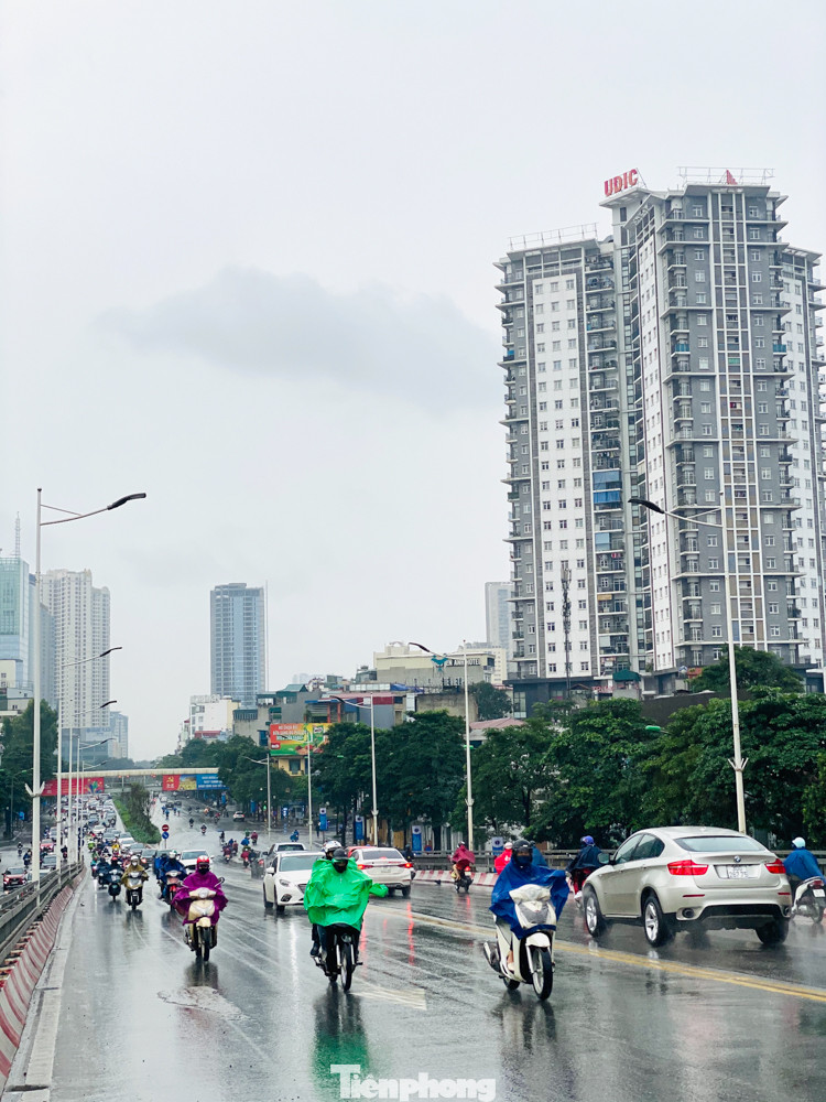 Người Hà Nội hối hả đội mưa đi làm tuần thứ hai 'cách ly toàn xã hội' ảnh 12