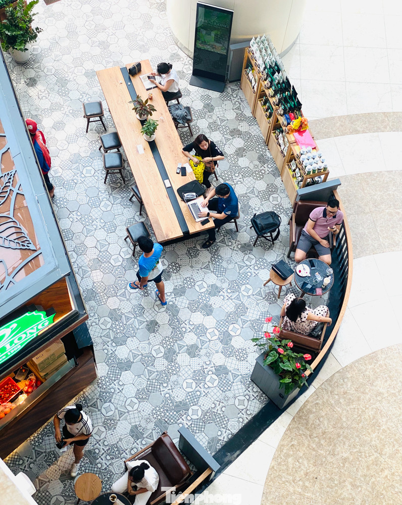 Trung tâm thương mại ở Hà Nội vẫn đìu hiu sau giãn cách xã hội ảnh 10