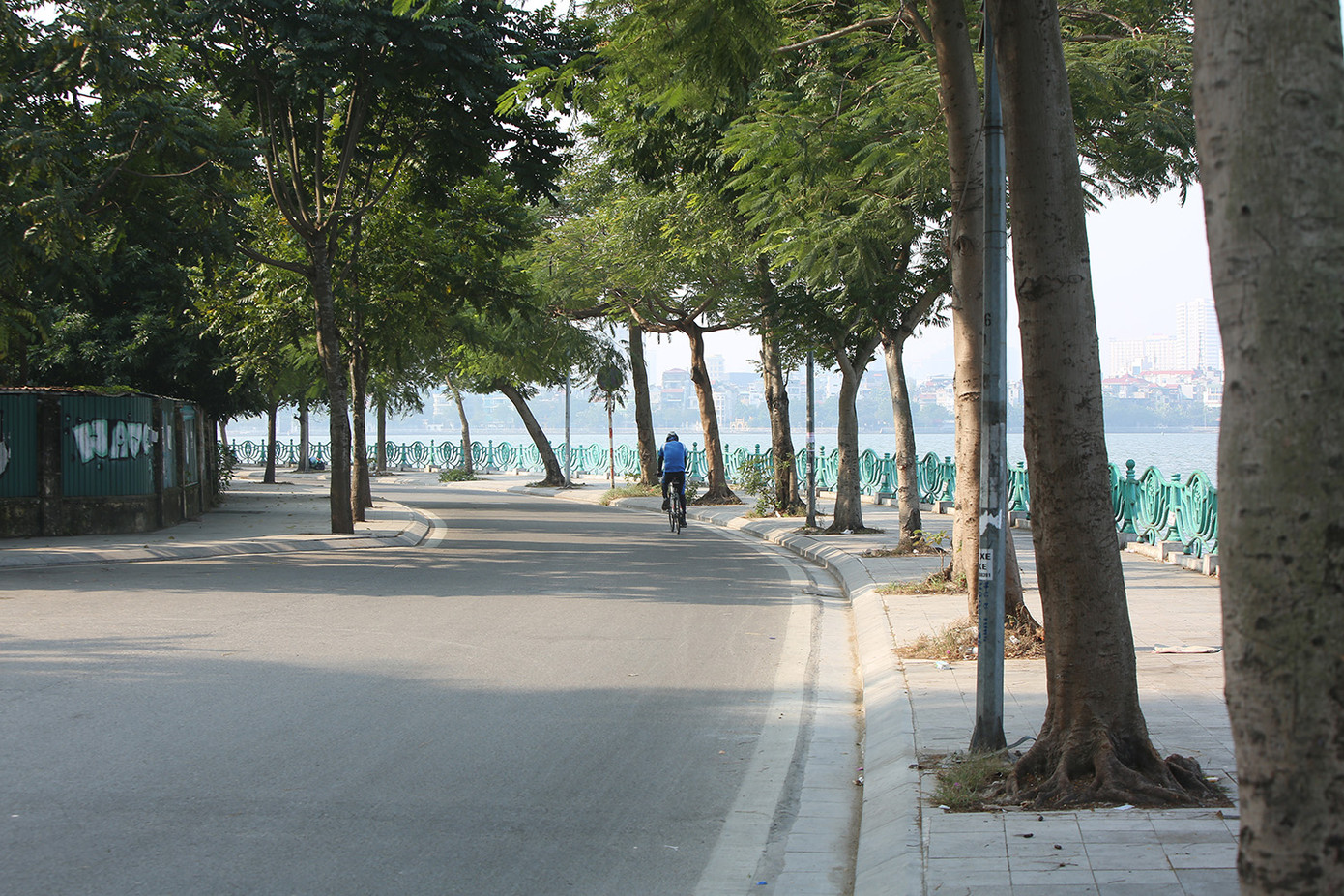 Rét đầu đông, dân Hà Nội kín mít đi làm, Hồ Tây vắng bóng người qua lại ảnh 15