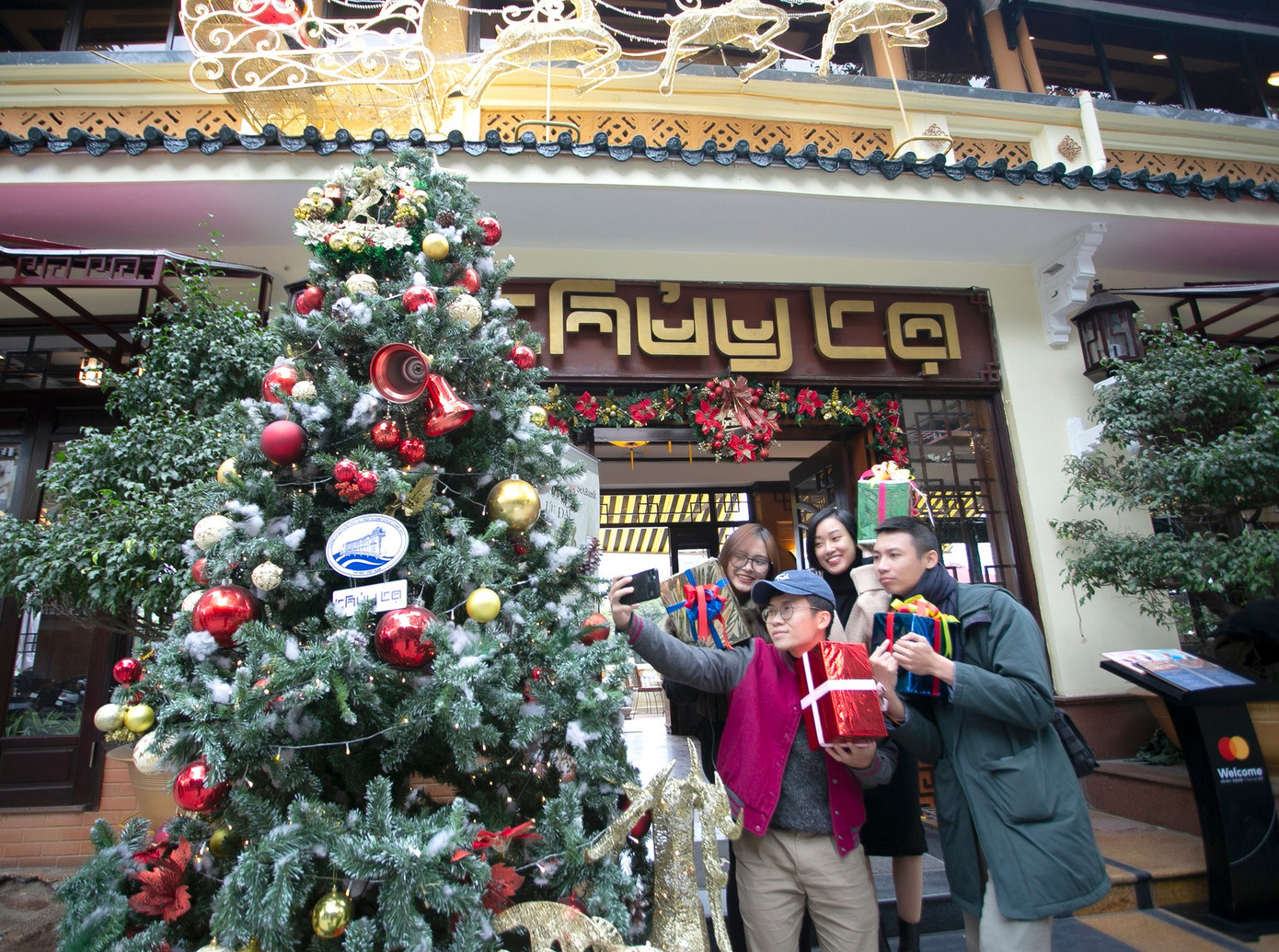 Ngắm Hà Nội lung linh sắc màu tuyệt đẹp đón Noel ảnh 6