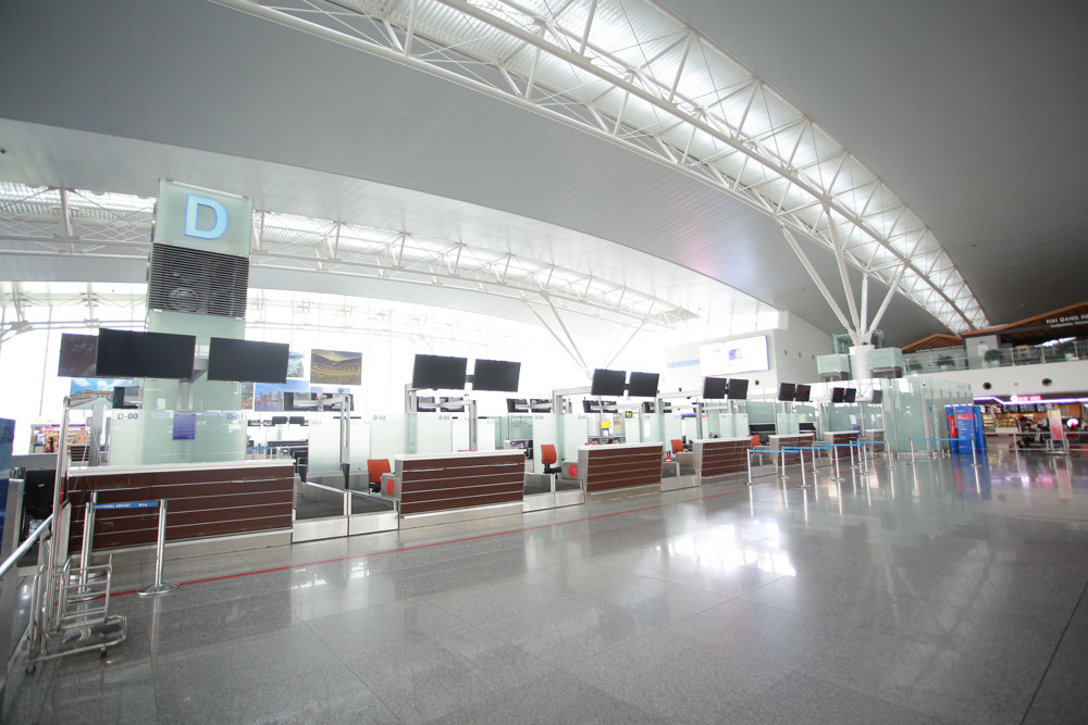 Máy bay đỗ đầy cảng, nhà ga Nội Bài 'vắng như chùa bà đanh' ảnh 16