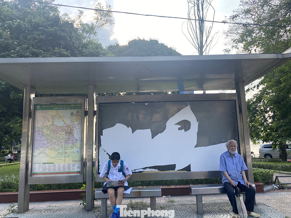 Cận cảnh trạm chờ xe buýt Thủ đô trước khi được duy tu ảnh 14