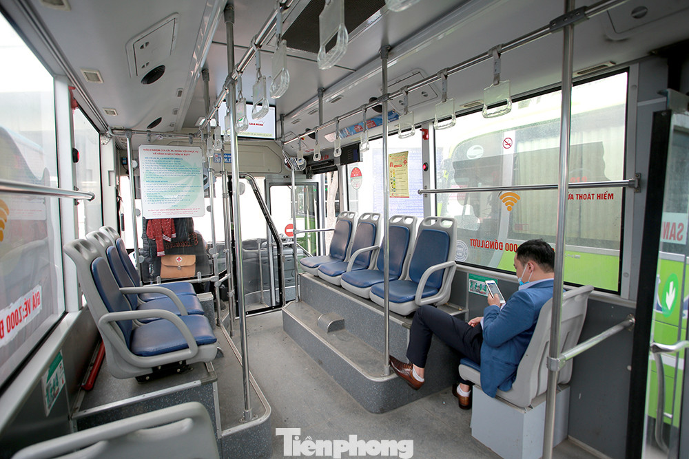 Xe buýt Hà Nội liên tục khử khuẩn và lắp đặt dung dịch sát khuẩn ảnh 6