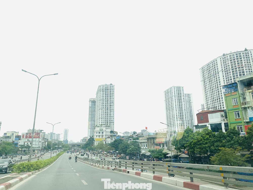 Đường phố Hà Nội vắng vẻ trong ngày đầu tuần đi làm mùa dịch COVID-19 ảnh 2