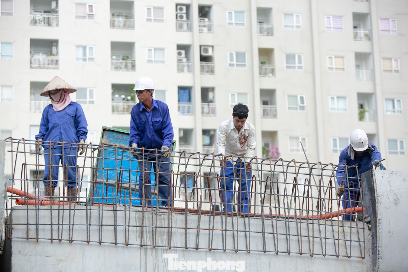 Cận cảnh cầu vượt nút giao thông Nguyễn Văn Huyên - Hoàng Quốc Việt sắp thông xe ảnh 13