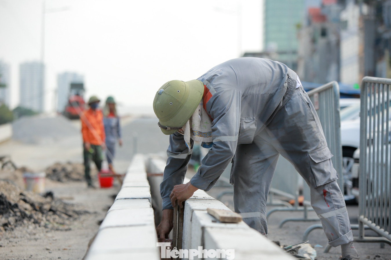 Cận cảnh cầu vượt nút giao thông Nguyễn Văn Huyên - Hoàng Quốc Việt sắp thông xe ảnh 8