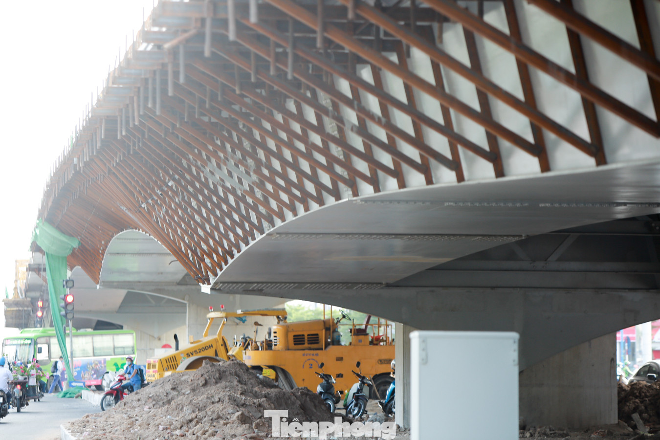 Cận cảnh cầu vượt nút giao thông Nguyễn Văn Huyên - Hoàng Quốc Việt sắp thông xe ảnh 10