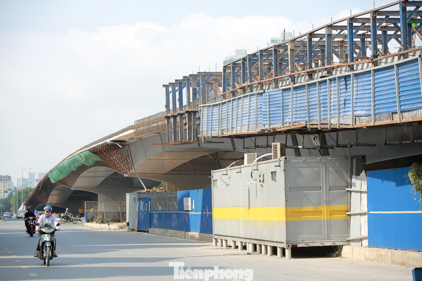 Cận cảnh cầu vượt nút giao thông Nguyễn Văn Huyên - Hoàng Quốc Việt sắp thông xe ảnh 15