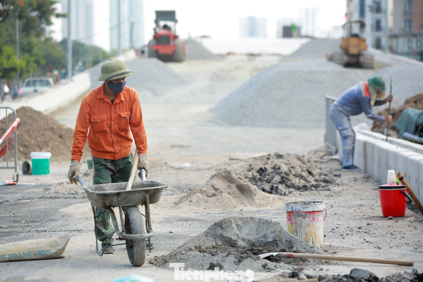Cận cảnh cầu vượt nút giao thông Nguyễn Văn Huyên - Hoàng Quốc Việt sắp thông xe ảnh 9