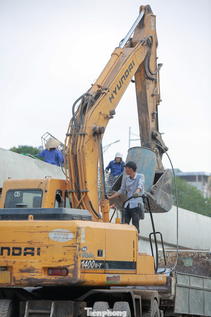 Cận cảnh cầu vượt nút giao thông Nguyễn Văn Huyên - Hoàng Quốc Việt sắp thông xe ảnh 12
