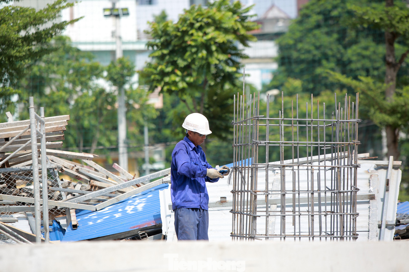 Cận cảnh cầu vượt nút giao thông Nguyễn Văn Huyên - Hoàng Quốc Việt sắp thông xe ảnh 6