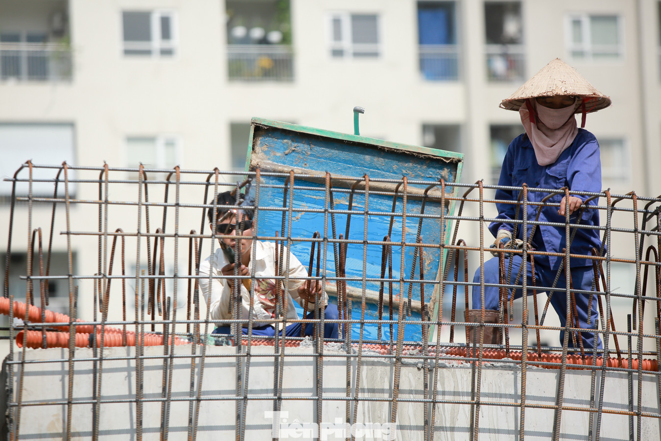 Cận cảnh cầu vượt nút giao thông Nguyễn Văn Huyên - Hoàng Quốc Việt sắp thông xe ảnh 4