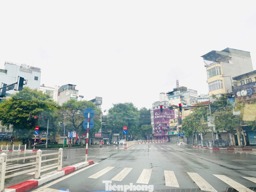 Hà Nội vắng lặng trong ngày đầu xử phạt các trường hợp vi phạm hạn chế ra ngoài ảnh 6
