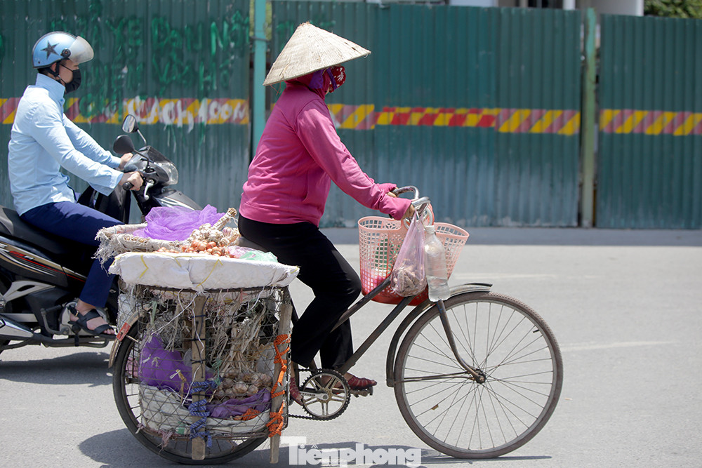 Người lao động nhọc nhằn mưu sinh dưới nắng nóng đầu hè ảnh 2