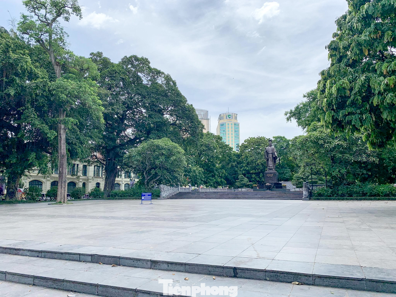 Nắng 50 độ C, đường Hà Nội vắng 'như chùa bà đanh' ảnh 5