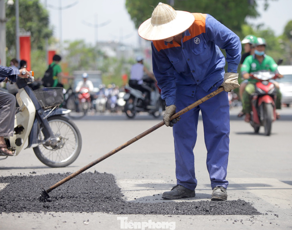 Nắng 50 độ C, đường Hà Nội vắng 'như chùa bà đanh' ảnh 13