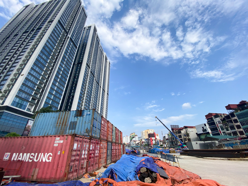 Công nhân phơi mình dưới trời nắng đổ lửa ở Hà Nội ảnh 17