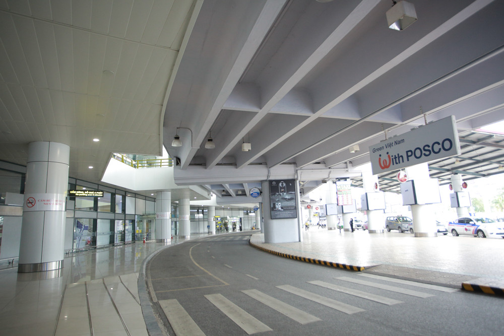 Máy bay đỗ đầy cảng, nhà ga Nội Bài 'vắng như chùa bà đanh' ảnh 6