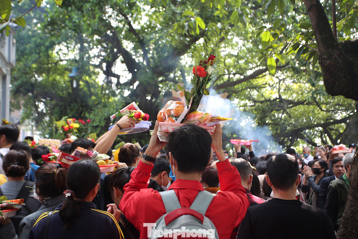 Người dân Thủ đô chen chân đi lễ Phủ Tây Hồ ngày đầu tháng 11 âm lịch ảnh 8