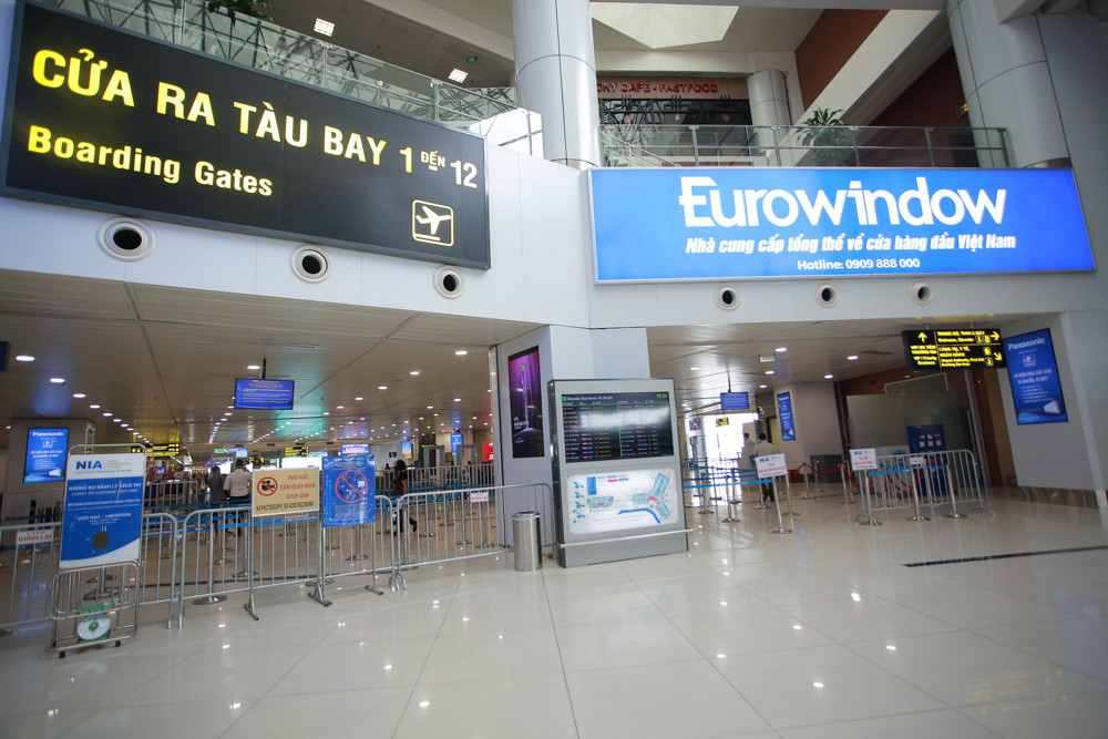 Máy bay đỗ đầy cảng, nhà ga Nội Bài 'vắng như chùa bà đanh' ảnh 10