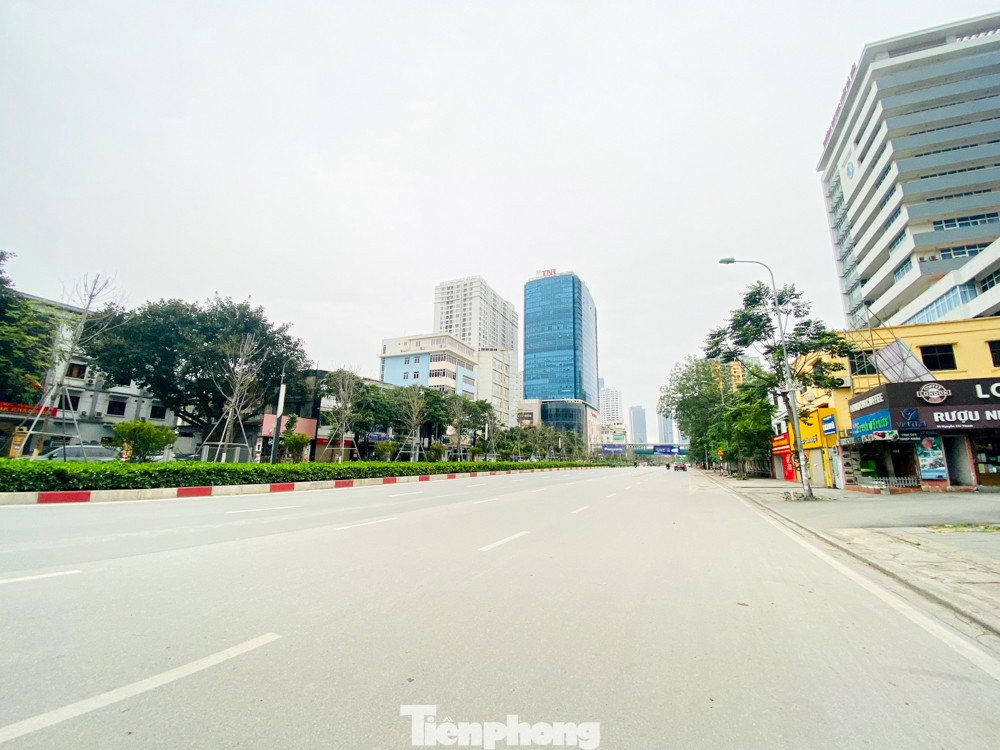 Đường phố Hà Nội vắng vẻ trong ngày đầu tuần đi làm mùa dịch COVID-19 ảnh 6