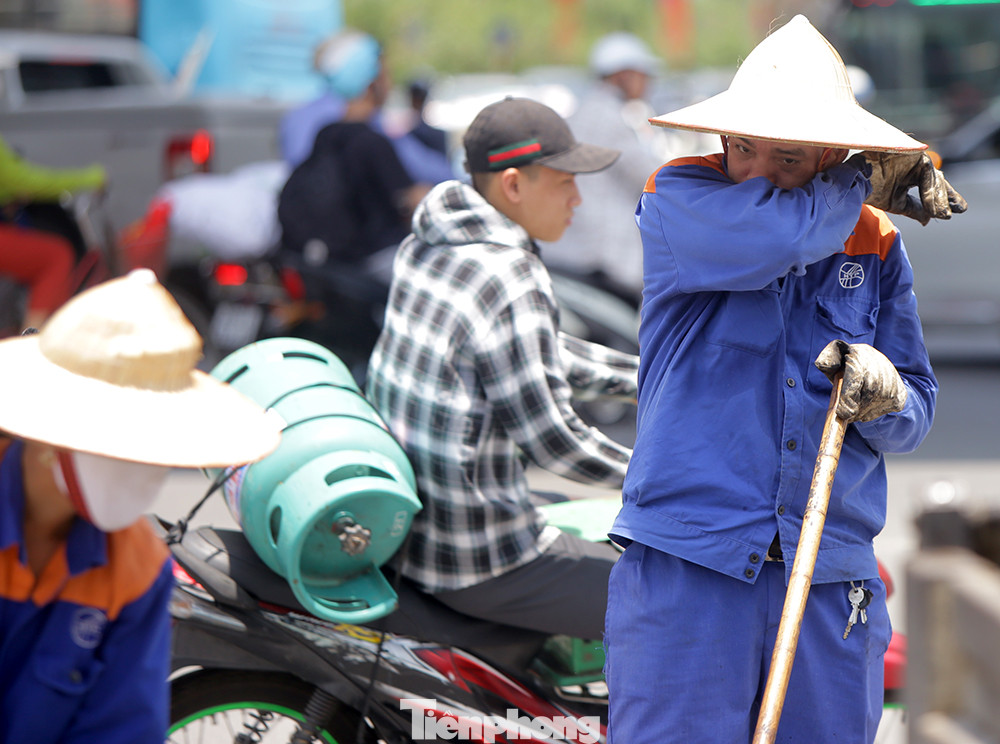 Công nhân phơi mình dưới trời nắng đổ lửa ở Hà Nội ảnh 10