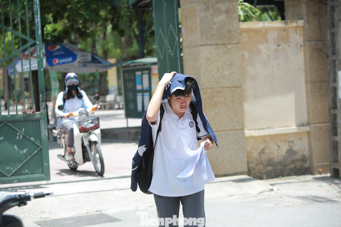 Học sinh Hà Nội đội nắng chang chang, chịu nóng hầm hập đến trường ảnh 3