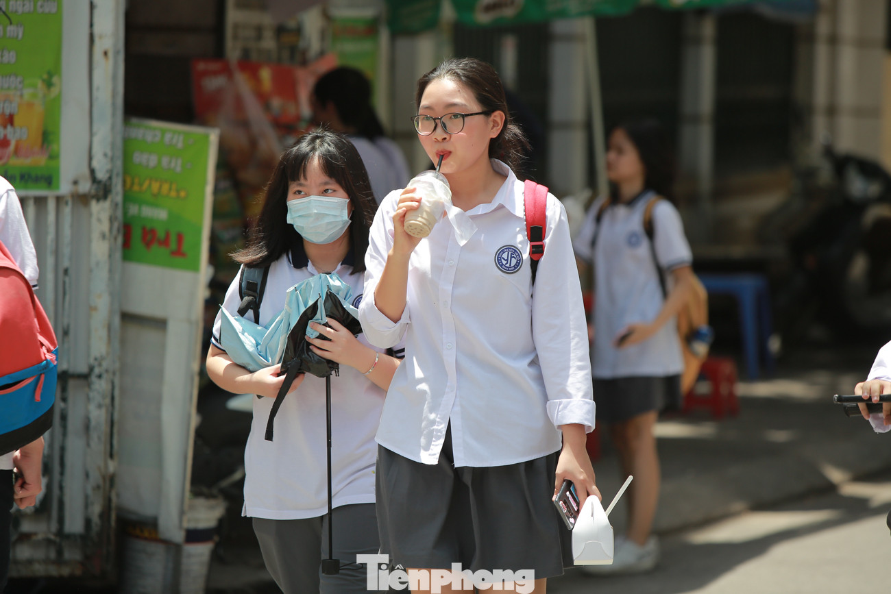 Học sinh Hà Nội đội nắng chang chang, chịu nóng hầm hập đến trường ảnh 12