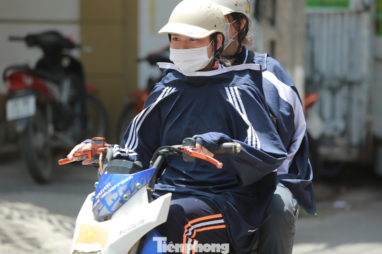 Học sinh Hà Nội đội nắng chang chang, chịu nóng hầm hập đến trường ảnh 20