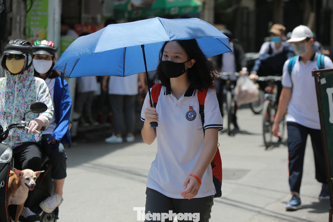 Học sinh Hà Nội đội nắng chang chang, chịu nóng hầm hập đến trường ảnh 16