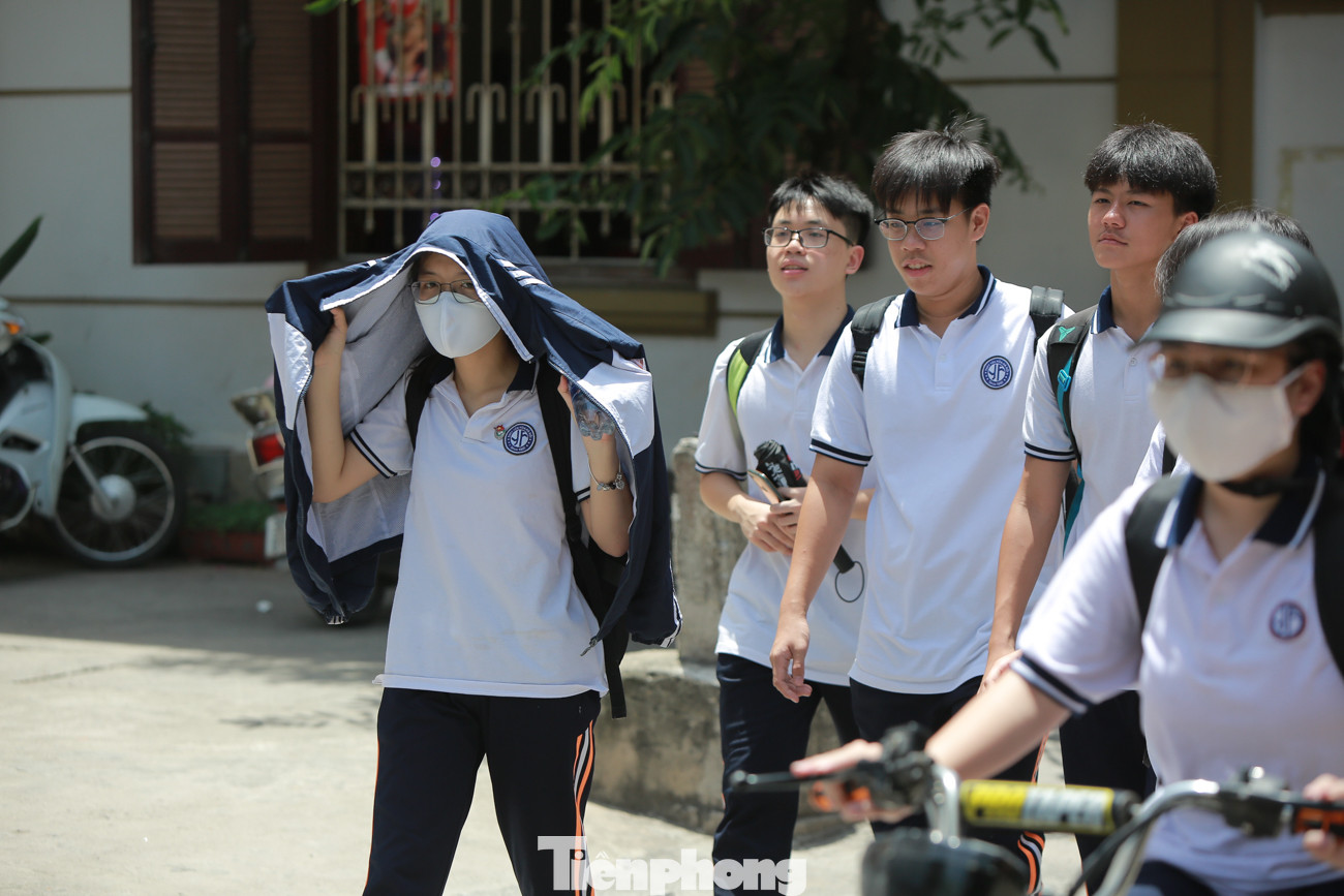 Học sinh Hà Nội đội nắng chang chang, chịu nóng hầm hập đến trường ảnh 14